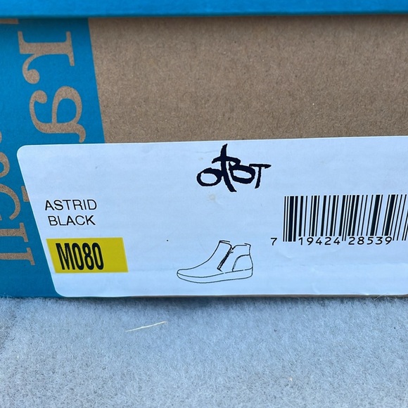 OTBT Off the Beaten Track Women’s Shoe. Astrid Black. Multiple sizes. NWT. - Picture 3 of 4